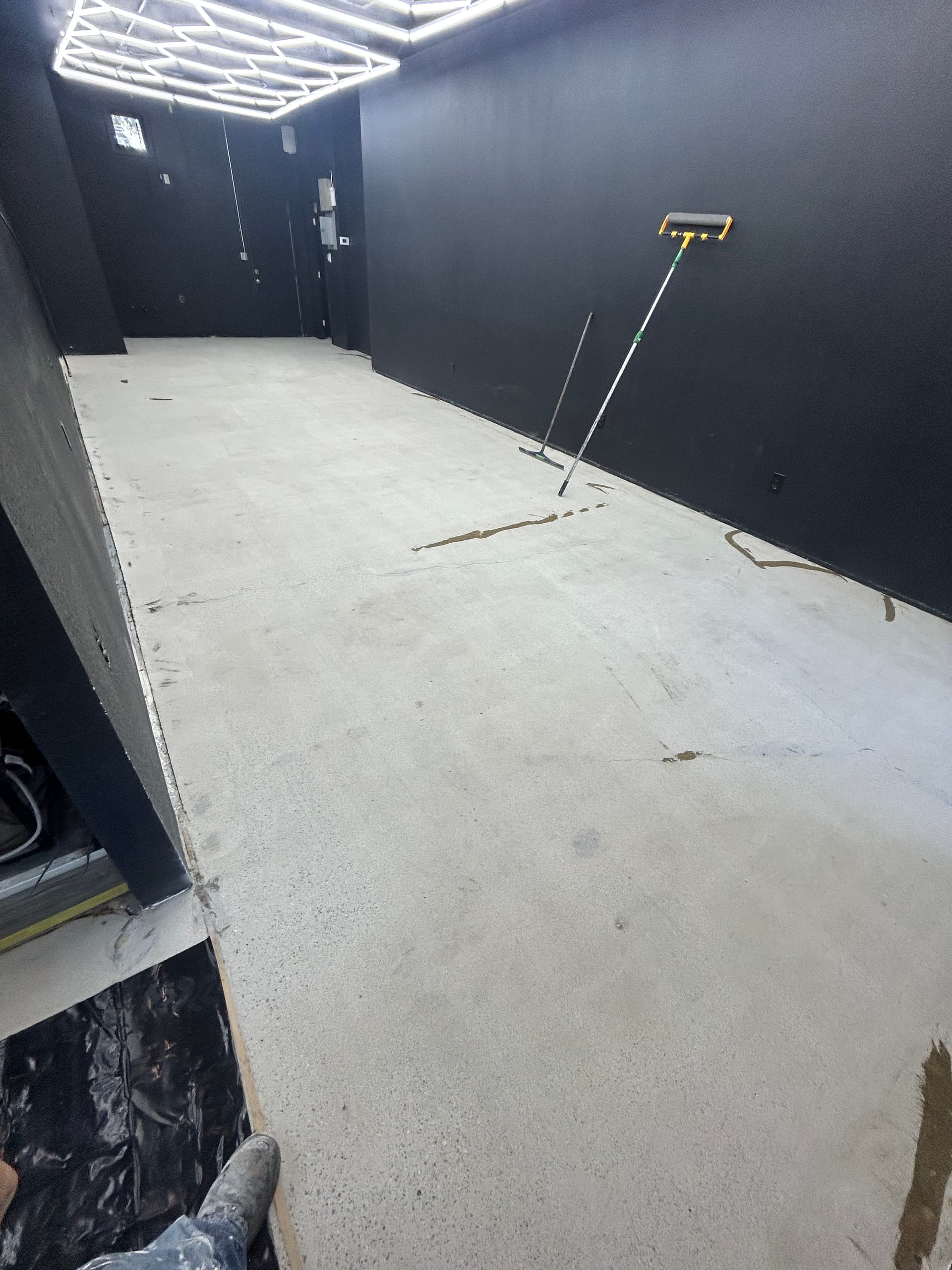 Gallery photos for Cracked Concrete to High-Gloss Black Epoxy in a Commercial Space: Image #3