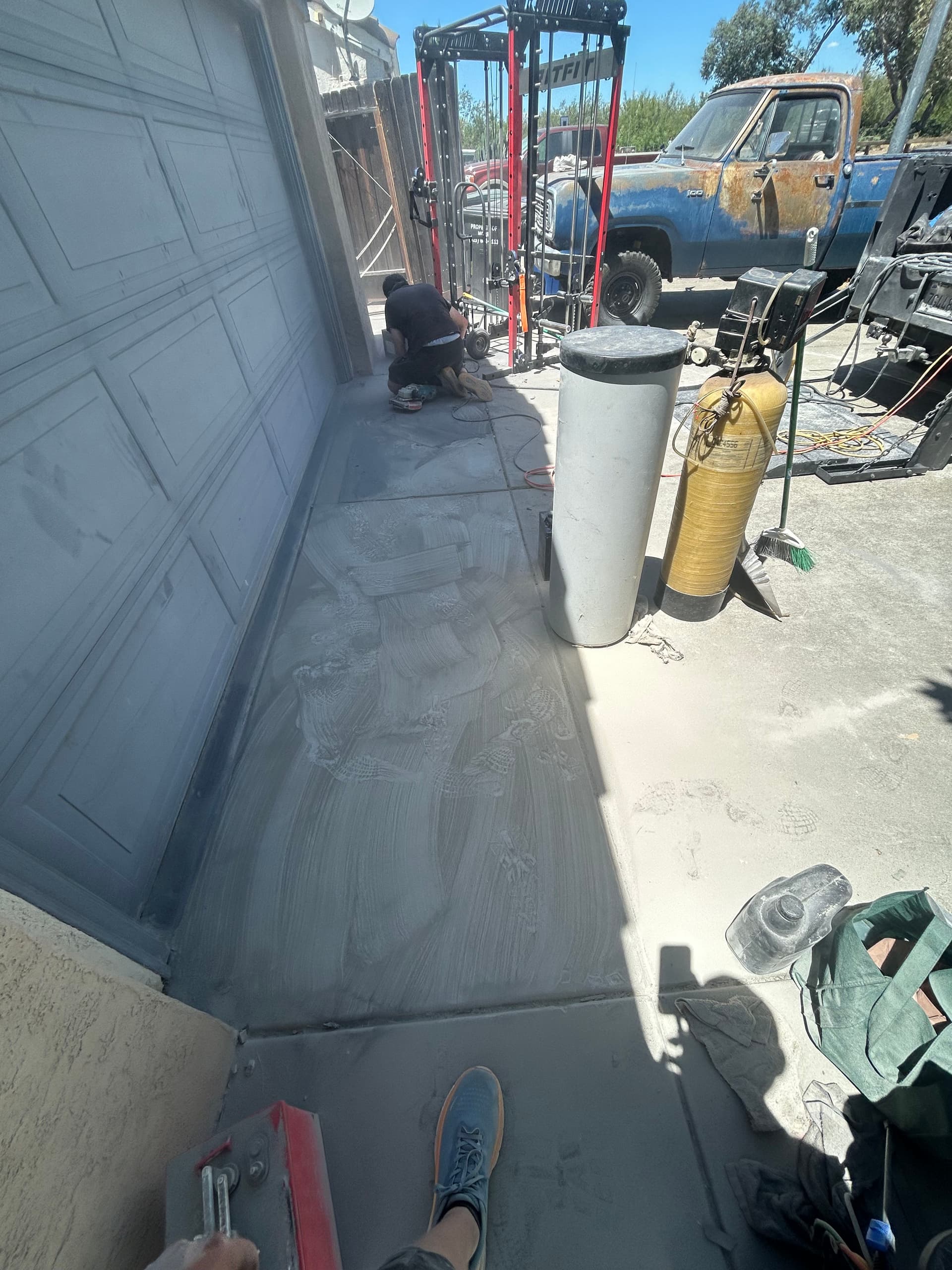 Gallery photos for Plain Concrete Garage Gets a High-Gloss Metallic Epoxy Floor: Image #9