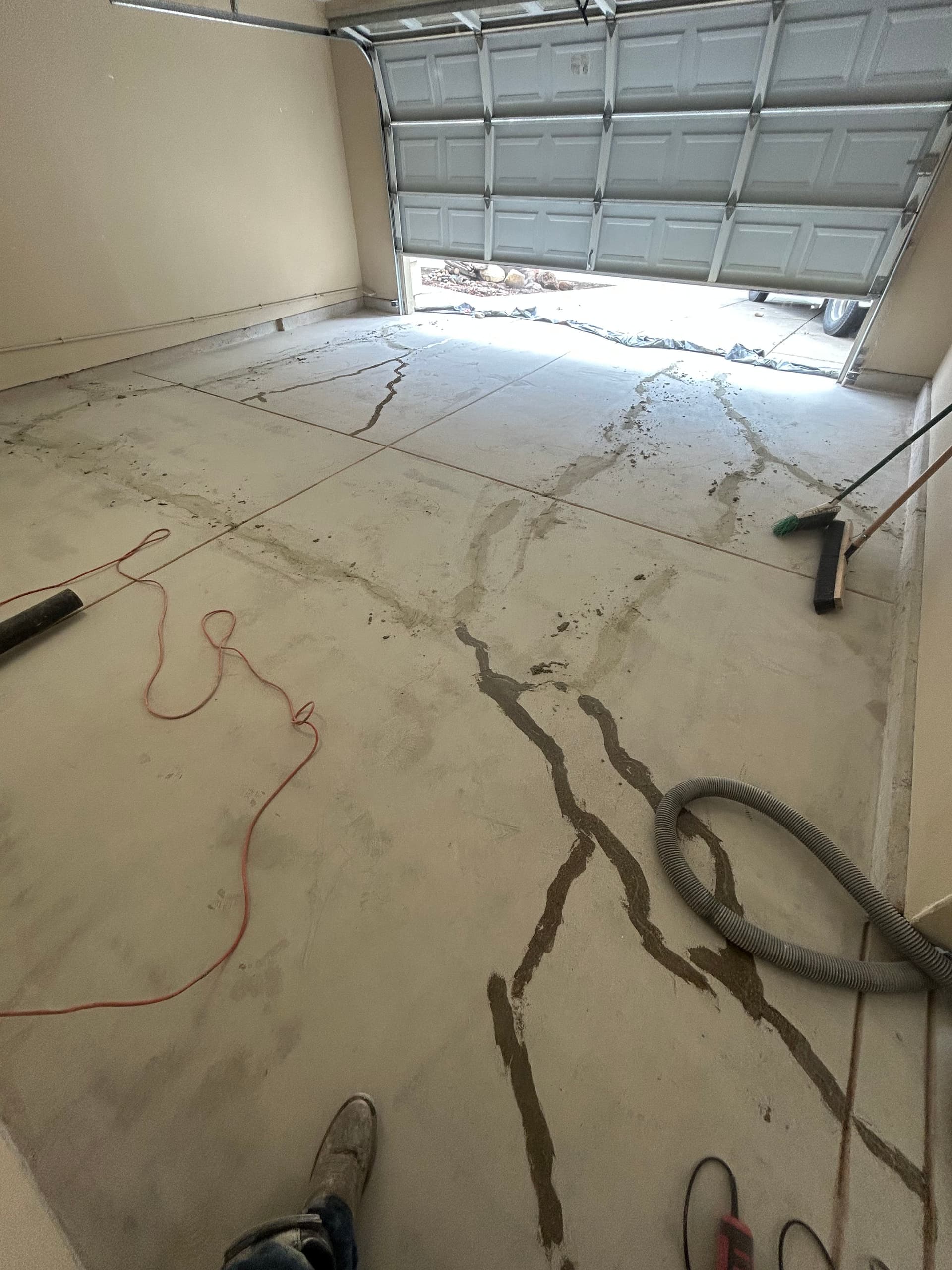 Gallery photos for Cracked Garage Floor Gets Full Epoxy Flake Makeover in Brentwood: Image #8